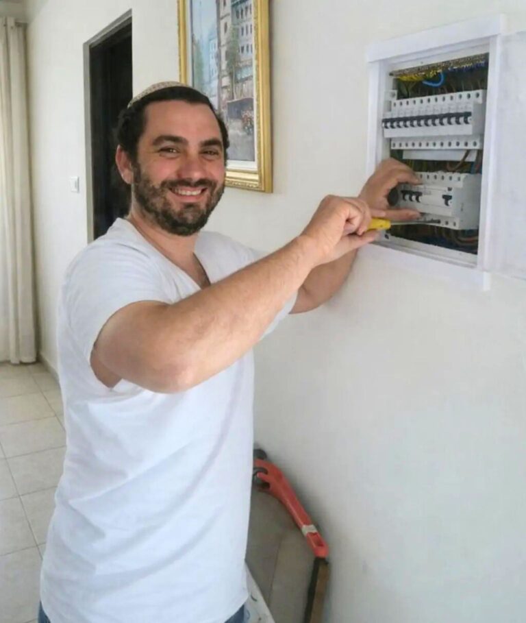 רונן בורוכוב, חשמלאי מוסמך, בעבודה על לוח חשמל ביתי