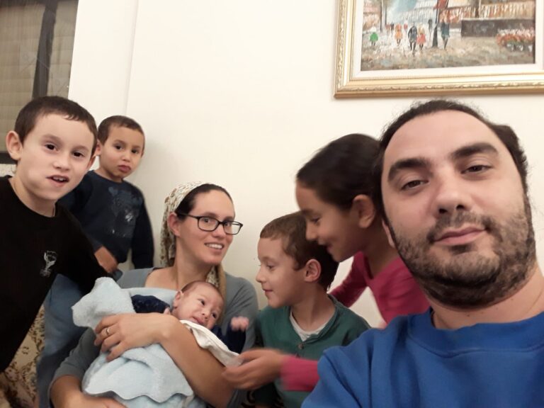 רונן בורוכוב, חשמלאי מוסמך, עם משפחתו