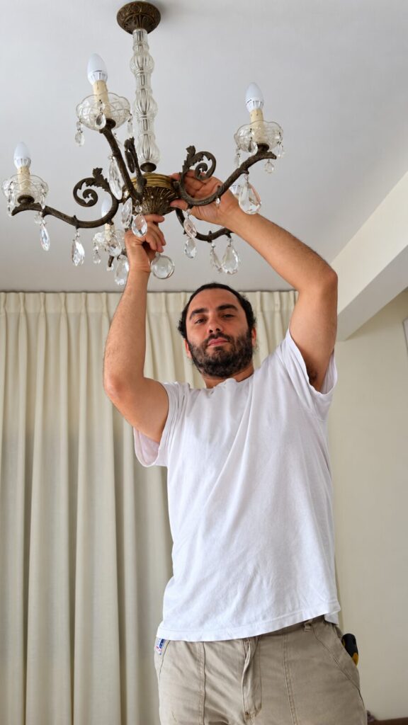 רונן בורוכוב חשמלאי מוסמך רונן בורוכוב, חשמלאי מוסמך ומומלץ במרכז, בעבודת התקנת נברשת